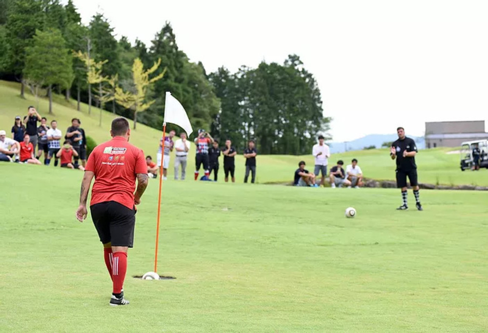 ゴルフが苦手でも安心！足をつかった新しいかたちのゴルフ、『フットゴルフ』が面白い！⛳