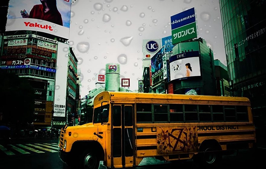 この夏は一味違ったホラー体験を…自分自身がゾンビになれちゃう『ゾンビスクールバス』で渋谷をジャック！🧟‍♂️